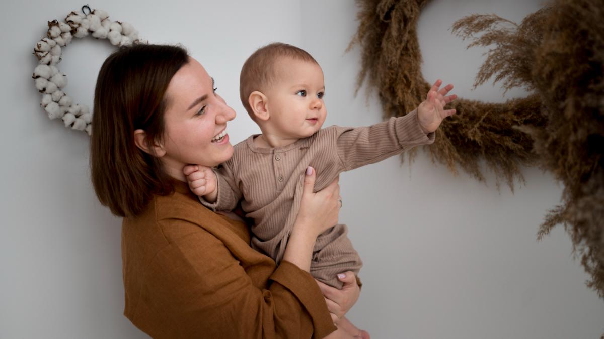 Бежевая мама с ребенком Бежевая мама с ребенком