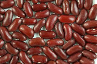 Маринованные огурцы добавляют кислинку в салат Джуди, а сыр создаёт сливочный фон — кулинар