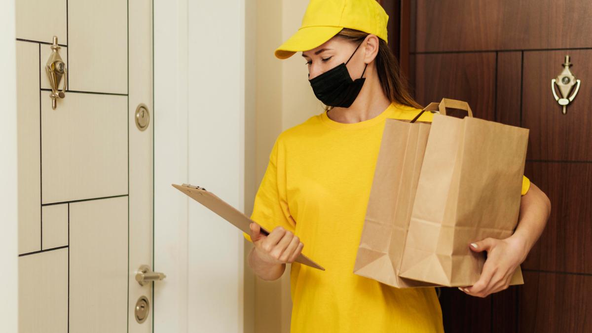 Девушка-курьер с пакетами