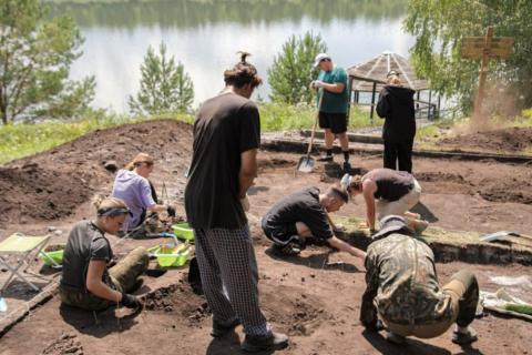 Московский Комсомолец: в Бурятии при раскопках нашли череп волка и орудия первобытных людей