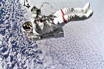 Об астронавтах, которые в полете работают, спят, едят и разговаривают с Землей