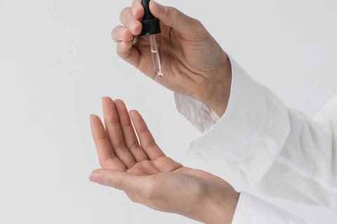 Гиалуроновая кислота удерживает влагу в коже и улучшает её упругость — дерматологи