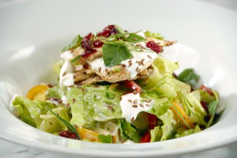 Шуба с курицей и авокадо станет лёгким блюдом для новогоднего стола — диетологи