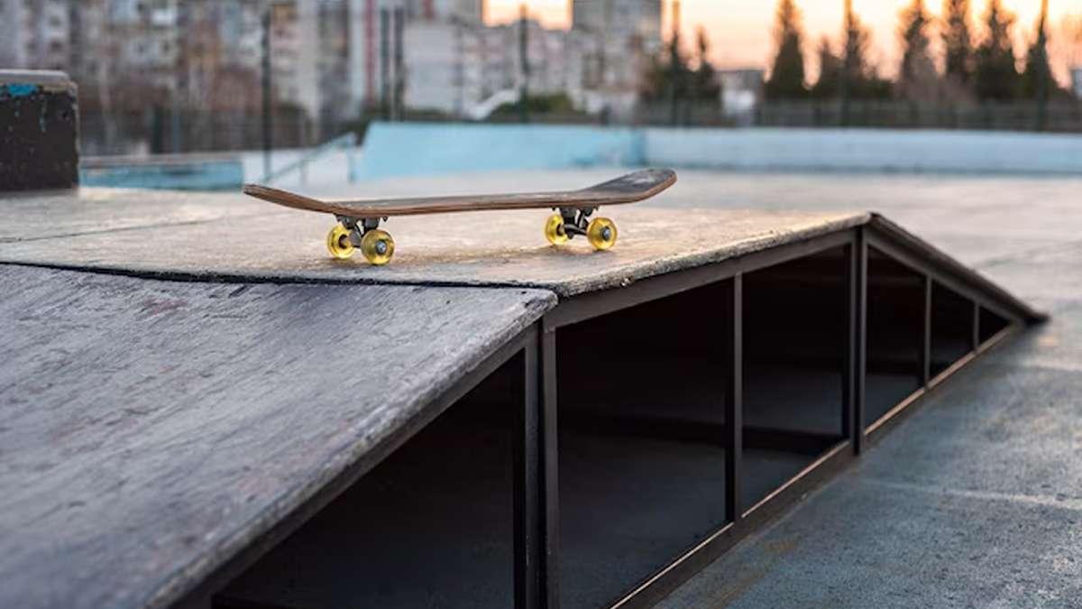 Вид на каток для скейтборда со скейтбордом