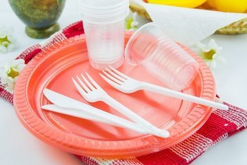 В минприроды готовят запрет на продажу одноразовой пластиковой посуды
