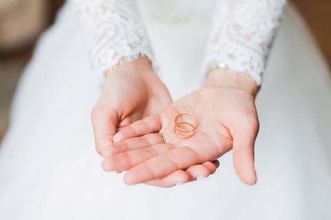 СМИ: в Азербайджане родители готовы отказаться от детей ради браков между родственниками