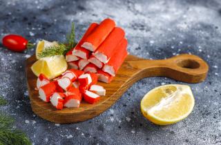 Крабовое мясо даёт деликатность, а огурец и яблоко добавляют хруст и сладость в салат Марта — кулинар