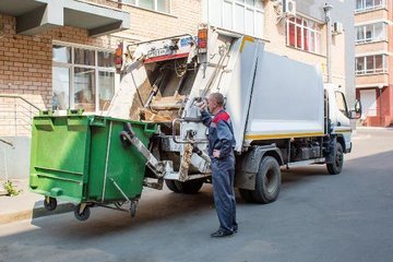 Эксперт дал оценку идее избавить детей от оплаты услуг по вывозу мусора