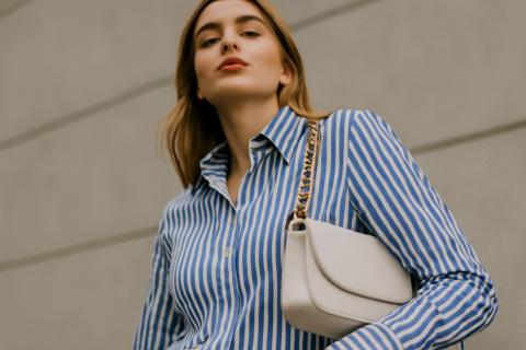 Полоска в спокойных оттенках стала базой офисных капсул—отметили стилисты