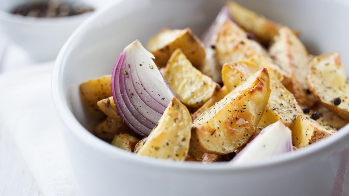 Картофель, запечённый с луком и специями