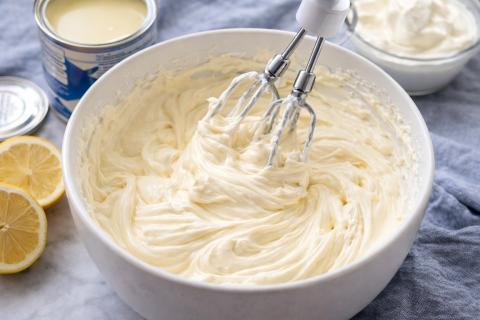 Приготовьте бюджетный десерт из 90-х: всего два ингредиента — и вкус нежнее мороженого