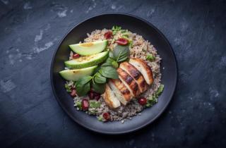 Боул с киноа и курицей помогает восстанавливать мышцы после тренировки — специалисты