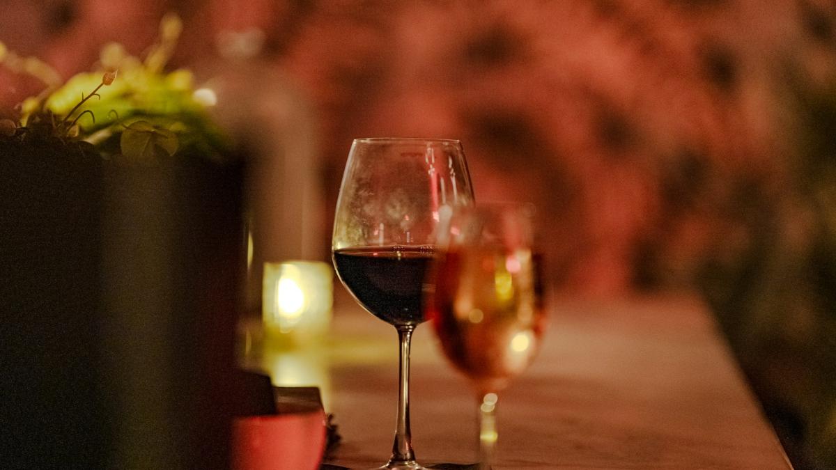 Эстетичный бокал красного вина на фоне ужина