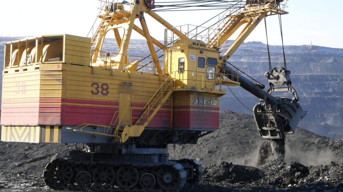 Электрический экскаватор с канатным приводом лебёдок