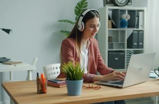 В медицине и педагогике рост нелегальных курсов - юристы