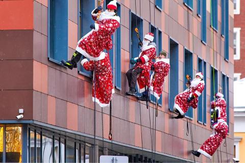 Десант Дедов Морозов высадился в Чукотской окружной больнице — ИА Чукотка