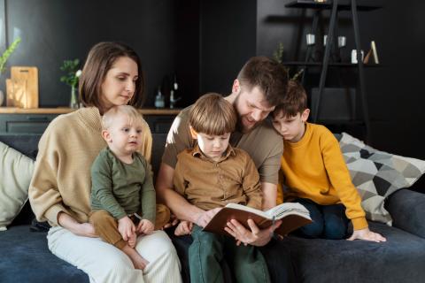 Родители 10 миллионов детей получают пособие — как оно устроено