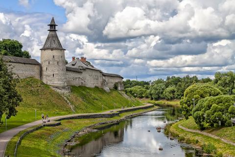 Псков сохранил фрески XII века в Мирожском монастыре по данным историков