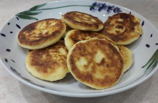 Творожные оладьи с медом и ягодами поддерживают иммунную систему — врачи