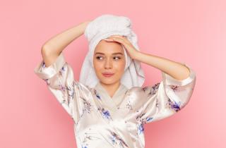 Ошибки при мытье волос усиливают жирность корней и пересушивают концы