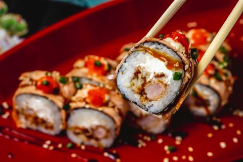 Роллы с маринованной курицей покорят свежестью — секрет в ягодах