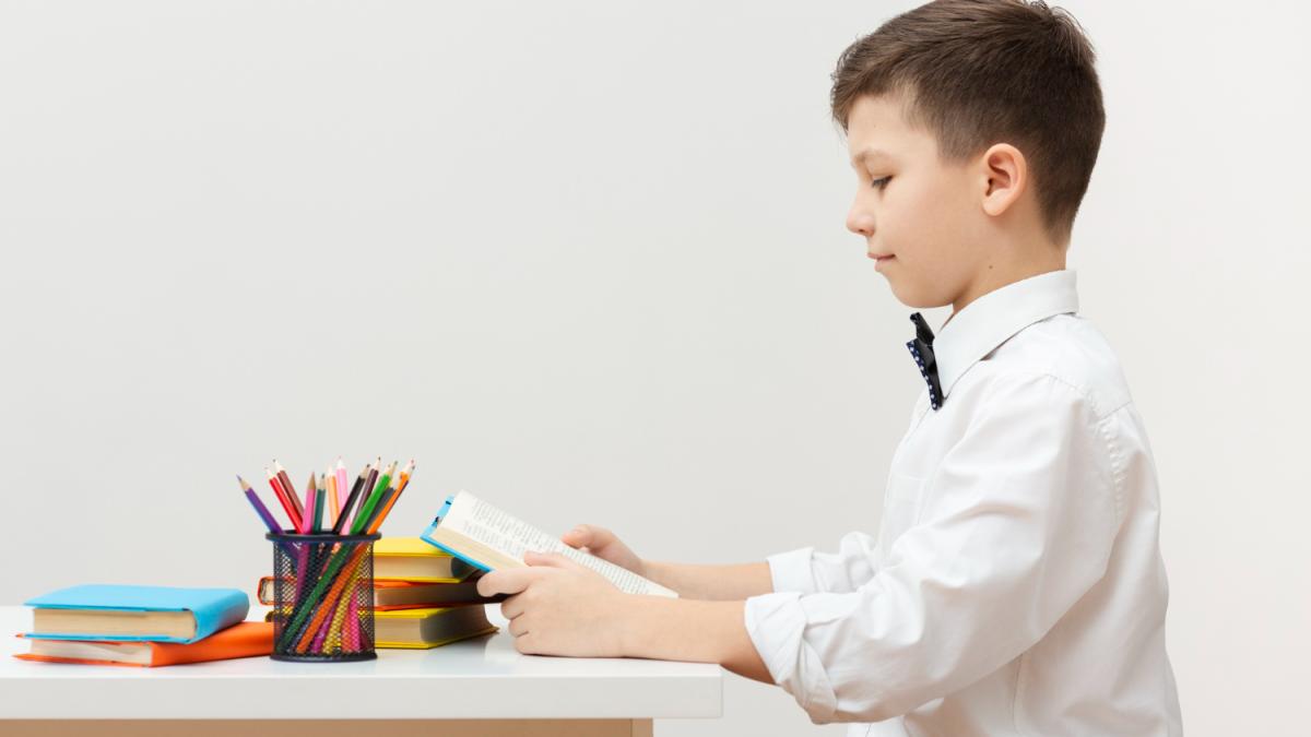 Ребенок за столом