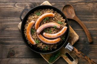 Сосиски с гречкой можно заменить на куриное филе для легкости блюда — кулинарные эксперты