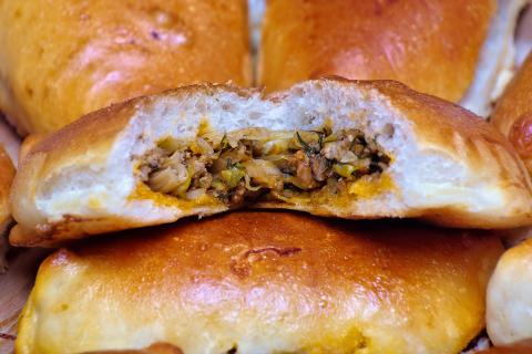 Эти пирожки с квашеной капустой таят неожиданный вкус