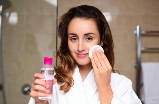 Мицеллярная вода помогает спасти красоту — хозяйки