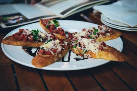 Брускетты с клюквой и рикоттой — северный вкус на хлебе