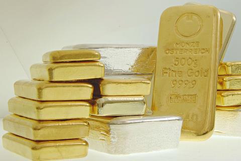 Эксперты предупредили о мифах и рисках инвестиций в золото и серебро