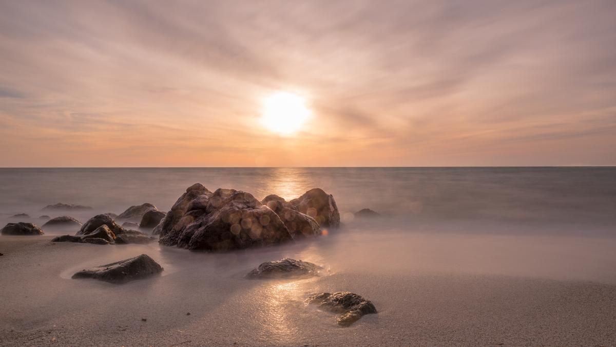 Камни у моря