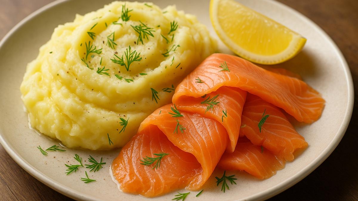Копчёный лосось с картофельным пюре