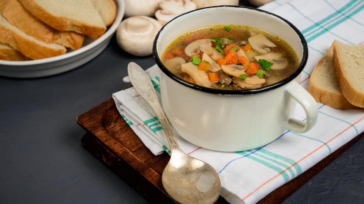 Щи из свежей капусты с грибами и картофелем