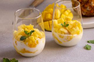 Кокосовые хлопья в йогурте придают блюду полезные жиры и текстуру — нутрициологи