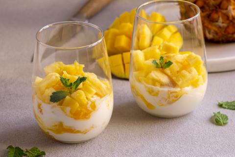 Кокосовые хлопья в йогурте придают блюду полезные жиры и текстуру — нутрициологи