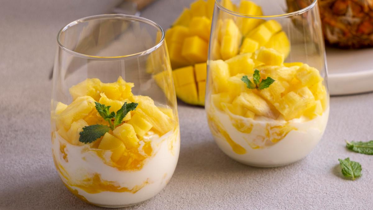 Йогурт с ананасом, манго и кокосом