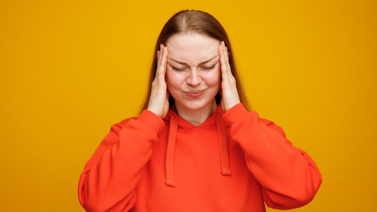 Девушка страдает от головной боли