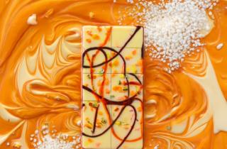 Новый шоколад из Абу-Даби с соленой карамелью и золотой фольгой завоевал популярность — шеф-повар Катис