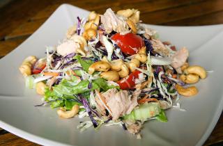 Вторая жизнь куриного филе: этот салат возвращает вчерашнему мясу ресторанную сочность