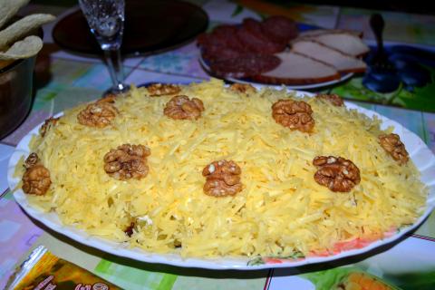 Салат Полярный объединил курицу и яблоко в зимнем рецепте — кулинары