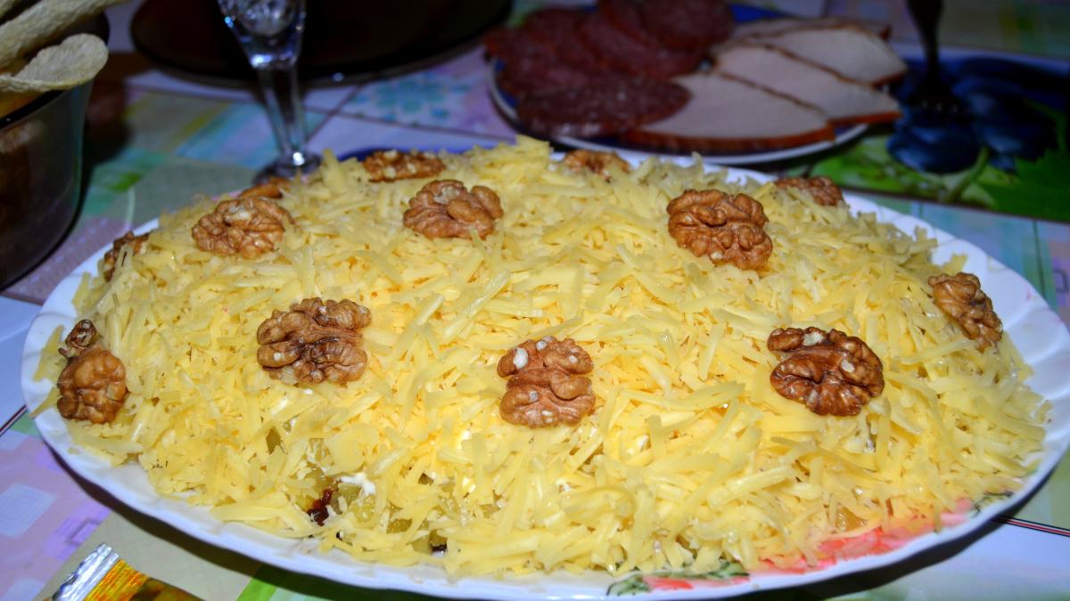 Салат с курицей и орехами