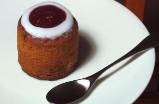 Пирожное Картошка оформляют с ликёром и белым шоколадом — Едим Дома