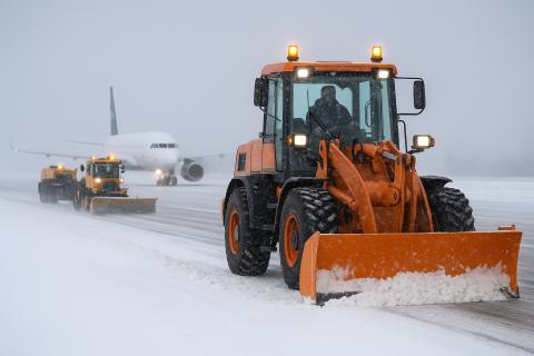 уборка снега на взлетной полосе