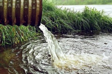 Эксперты заявили о загрязнении воды под Красноярском из-за прорыва дамб
