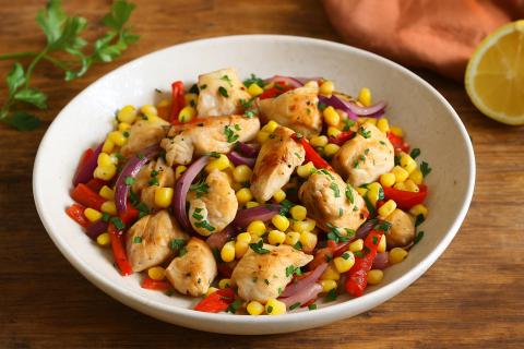 Шеф-повара отмечают, что тёплый салат с курицей и кукурузой подходит для любого сезона