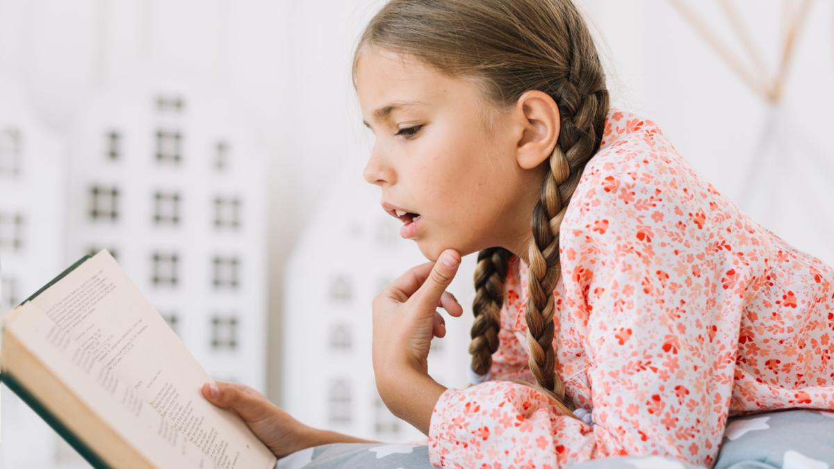 Ребенок с книгой