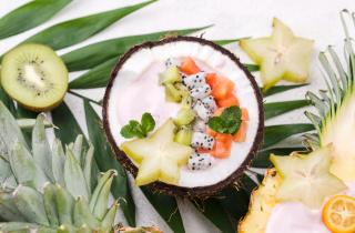 Тропический боул с кокосом, ананасом и греческим йогуртом поддерживает иммунную систему — диетологи