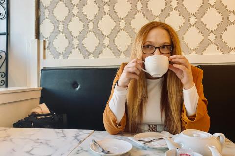 Женщина с теплым напитком