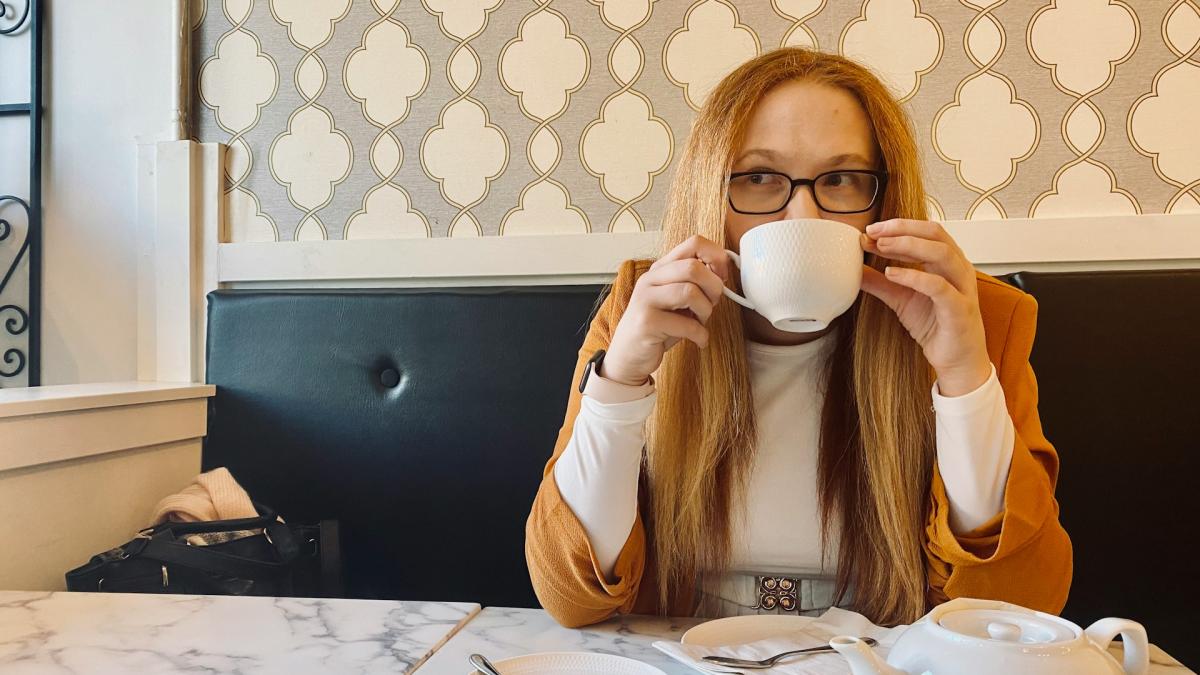 Женщина с теплым напитком